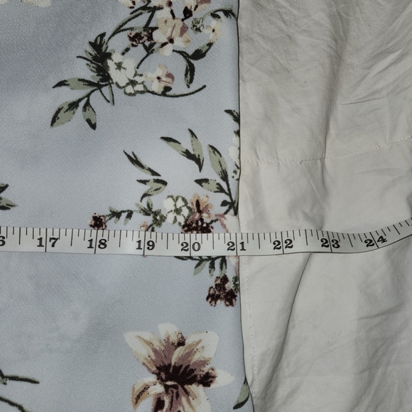 Dynamite blue floral blouse in size Large NWT - Picture 12 of 15